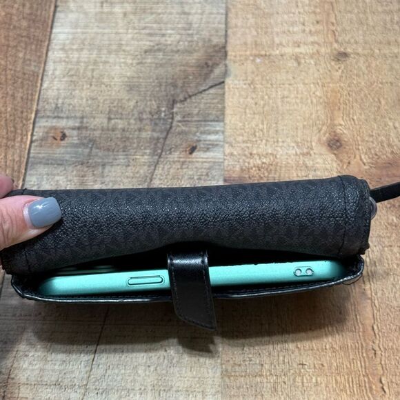 Jet Set Small Two-Tone Logo Smartphone Crossbody Bag *missing strap* - Picture 4 of 15